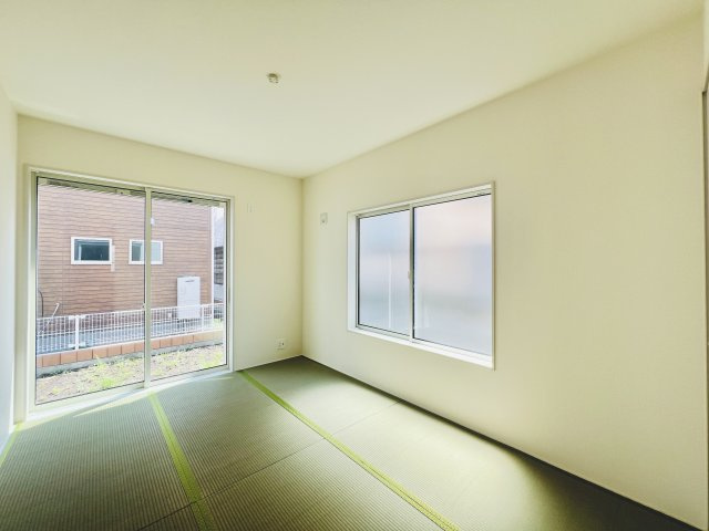 吉岡町下野田の和室|リビングに隣接する和室は、キッズスペースや家事スペースとしても♪