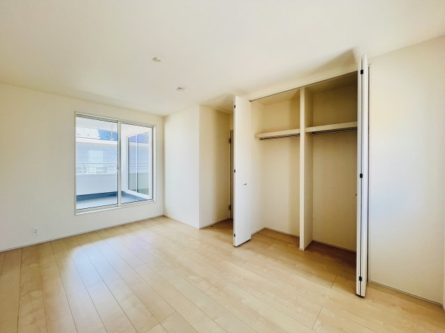吉岡町下野田の洋室|8.3帖主寝室は、大きなベッドを設置してもゆとりのある空間♪