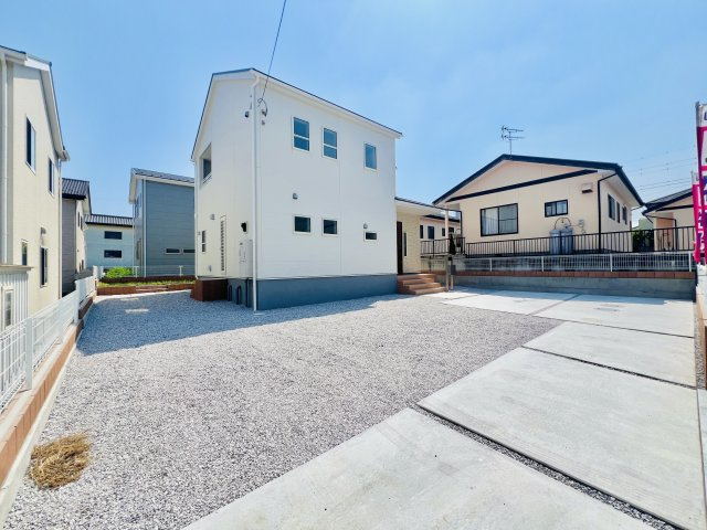 吉岡町下野田の前面道路含む現地写真|間口も広く焦らず駐車可能◎