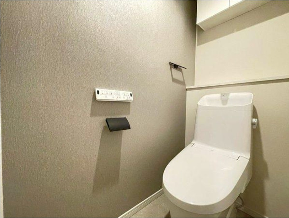 アゼリアコートのトイレ|アゼリアコート：トイレ上部には、収納スペースが付いた節水型トイレです♪
