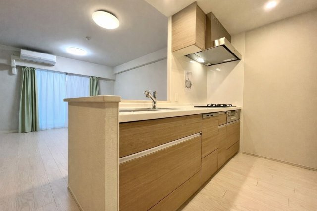 【Re Dream】メイツ京都梅津のキッチン|食器洗乾燥機は毎日頑張る主婦の味方！洗い物の時間が短くなり、寛ぐ時間が増えます！手荒れ防止にも！
※CGで家具を消しています。実際には家具がございます。

室内（2026年2月）撮影
