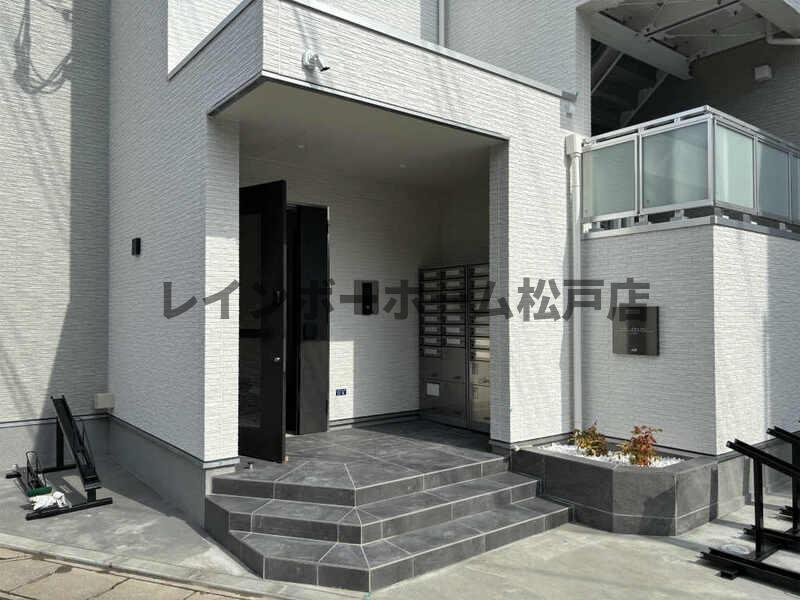鎌ケ谷市新鎌ケ谷３丁目の賃貸マンションのエントランス