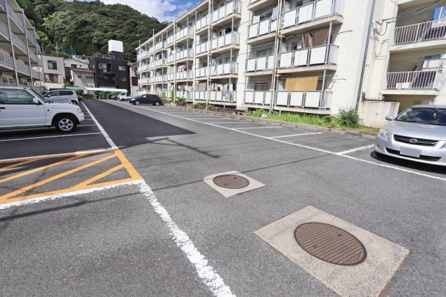ビレッジハウス安古市2号棟の駐車場