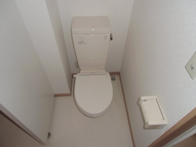 ルミエールNaritaのトイレ|もちろんバス・トイレ別ですよ
