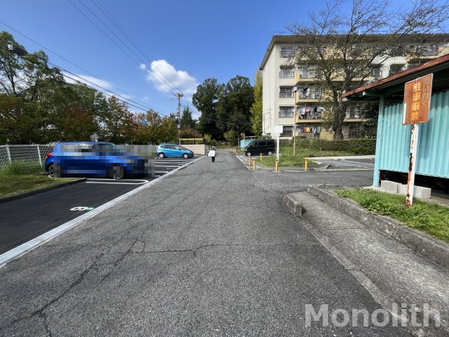 泉北茶山台２丁7番2号棟の駐車場