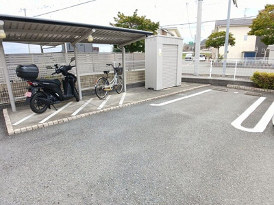 【駐車場】 | ルナ・エトワール | 駐車場に車を止められます