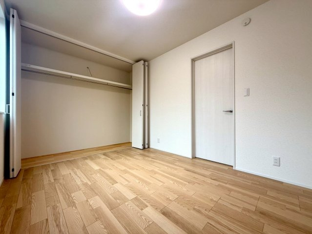 「イオンモールすぐ」高知市秦南町2丁目　新築住宅の洋室|収納たっぷりでお部屋がすっきり。心地よい朝を迎えられる。