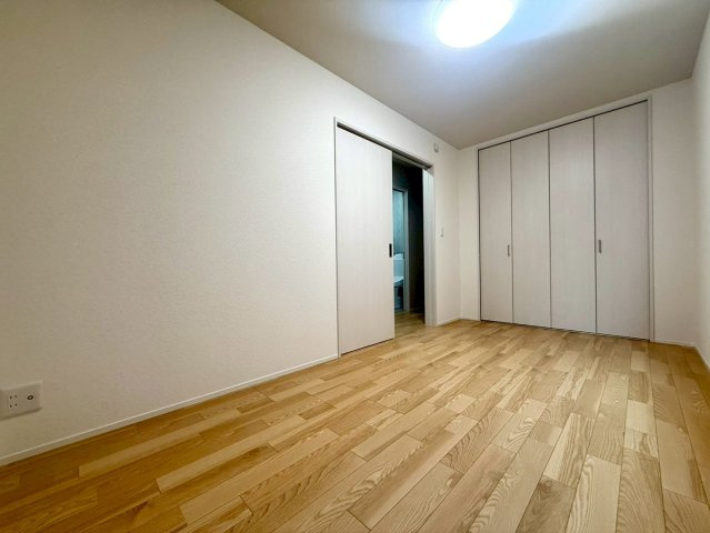 「イオンモールすぐ」高知市秦南町2丁目　新築住宅の洋室|クローゼット付きでお部屋すっきり。静かに過ごせる空間。