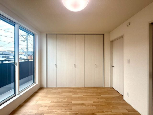 「イオンモールすぐ」高知市秦南町2丁目　新築住宅の洋室|収納たっぷりでお部屋すっきり。心穏やかに過ごせる空間。