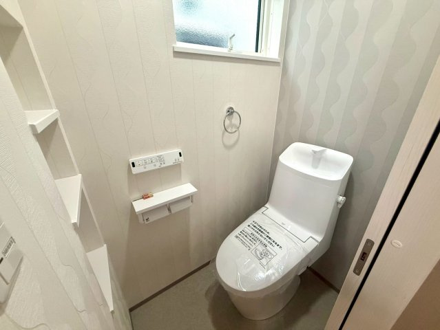 「イオンモールすぐ」高知市秦南町2丁目　新築住宅のトイレ|やさしい曲線模様の壁が上品。落ち着いた雰囲気のトイレ。