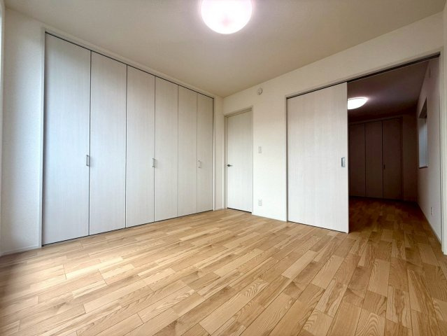 「イオンモールすぐ」高知市秦南町2丁目　新築住宅の洋室|つなげても分けても使える便利な洋室。暮らしの幅が広がります。