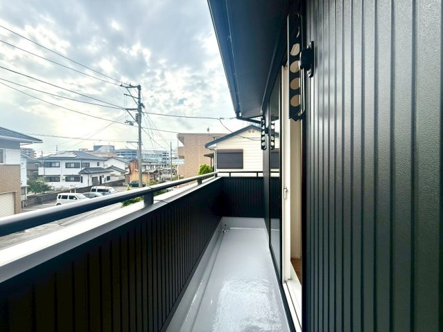 「イオンモールすぐ」高知市秦南町2丁目　新築住宅のバルコニー|洗濯物もゆったり干せる広さ。朝の光と風を感じる気持ちのいい空間。