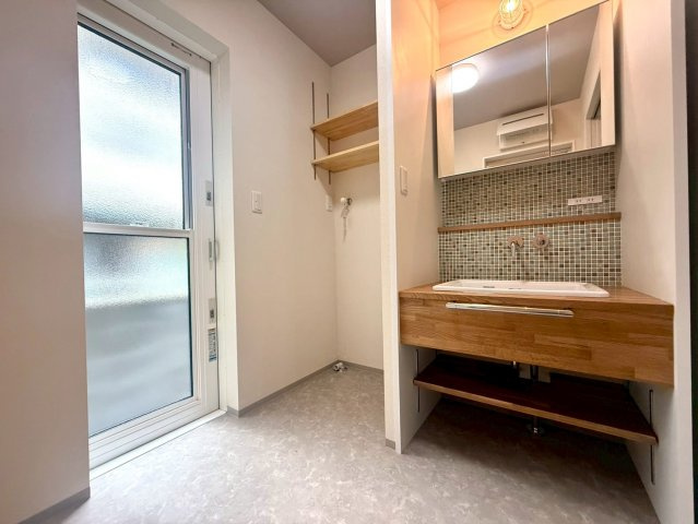 「イオンモールすぐ」高知市秦南町2丁目　新築住宅の独立洗面台|木の温もりとタイルの質感が心地よい、癒しの洗面台。
