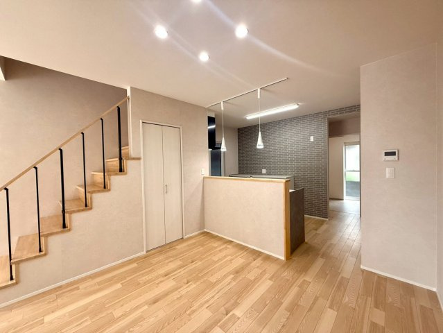 「イオンモールすぐ」高知市秦南町2丁目　新築住宅の居間・リビング|おしゃれなタイル壁が印象的。自然と会話が弾む空間。