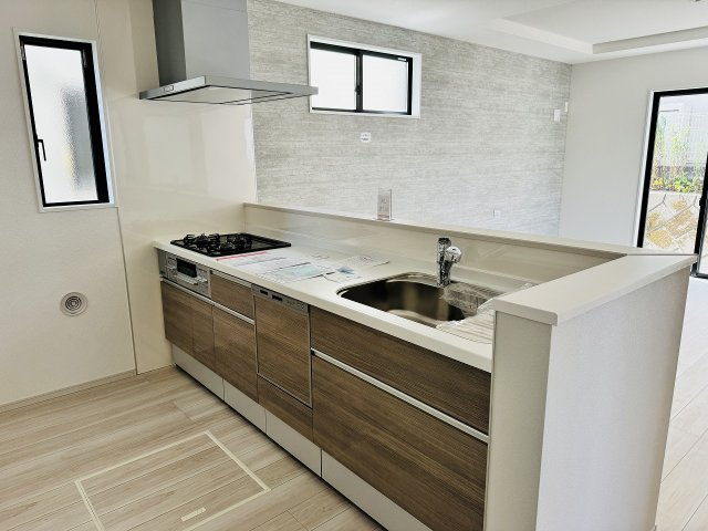 八王子市　大谷町　新築一戸建て　１期の居間・リビング|～16.7帖の明るいLDKで家族団欒の時間をお過ごしいただけます～