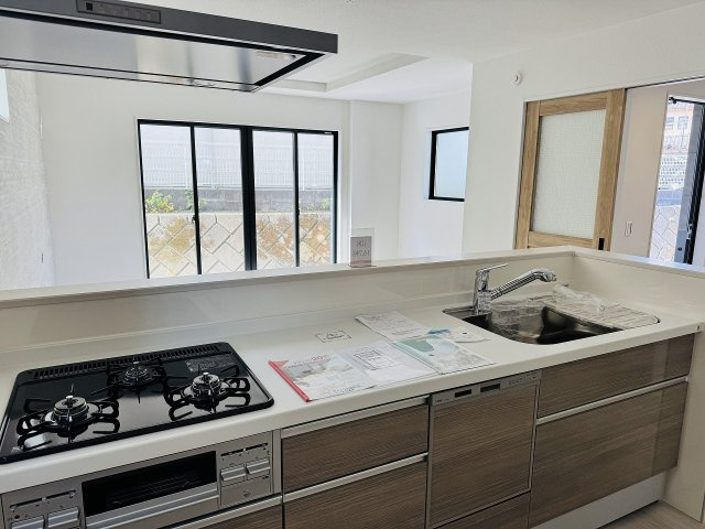 八王子市　大谷町　新築一戸建て　１期の内装|～リビング側にいる家族とのコミュニケーションもとりやすいキッチン～