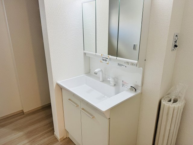 八王子市　大谷町　新築一戸建て　１期の独立洗面台|～３面鏡付きの独立洗面台　細々している物をスッキリ収納出来ます～