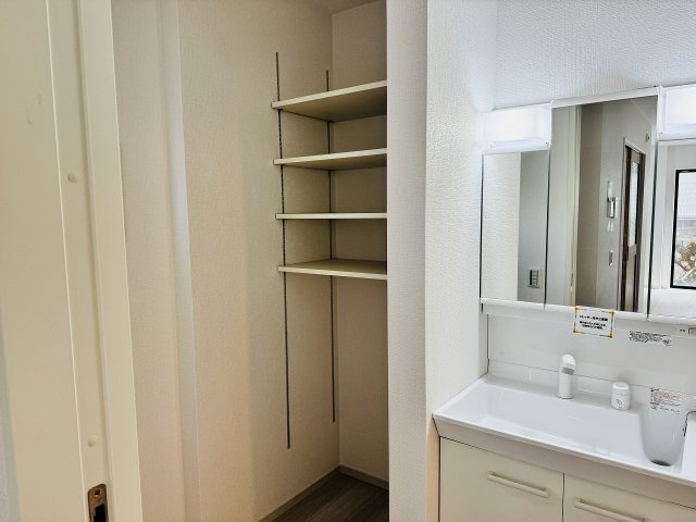 八王子市　大谷町　新築一戸建て　１期の脱衣所|～ゆとりある広さの脱衣所　可動棚付き～