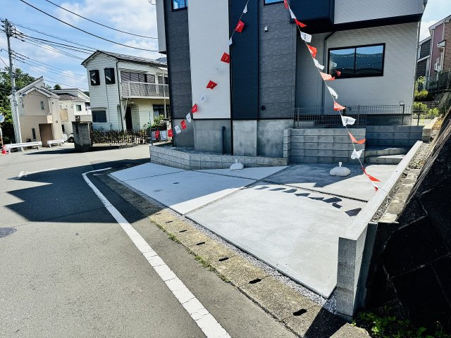 八王子市　大谷町　新築一戸建て　１期の駐車場|～L字に2台駐車可能カースペース～