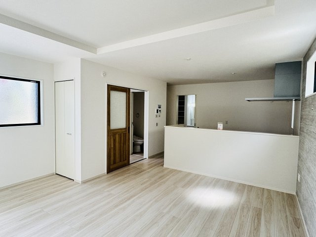 八王子市　大谷町　新築一戸建て　１期の居間・リビング|～16.7帖の明るいLDKで家族団欒の時間をお過ごしいただけます～