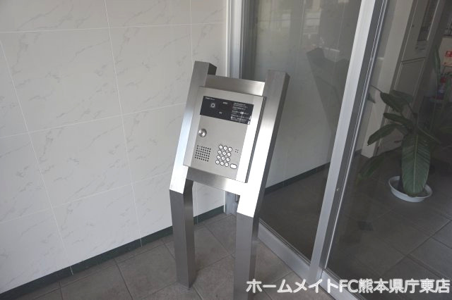 熊本市東区戸島７丁目の賃貸マンションのエントランス