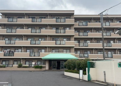 【現況写真】 | カサヴェール八王子 | 外観はマンション管理がされているかの目安になります。築年数が古いと、壁面は劣化してひび割れが生じることも！建物が古びていても細かいところが修繕されていると、きちんと管理されているなぁと感じるでしょう。