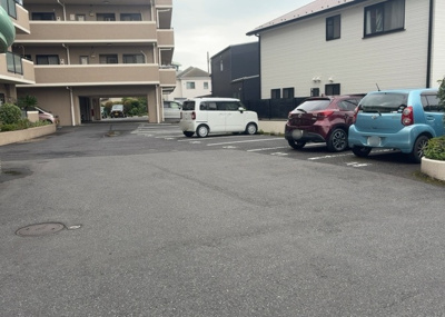【駐車場】 | カサヴェール八王子 | 車一台あたりに必要なスペースは、標準サイズの普通自動車で横幅2m50cm、長さ5mは必要になります。ただし、乗降のことも考慮して横幅3m30cm、長さ5m50cmほどは確保できるところを選びましょう。