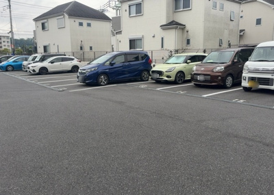 【駐車場】 | カサヴェール八王子 | 駐車場と明記されていても、最小スペースでつくられた駐車場だと大型車は駐車できなかったり、出入りしにくくなったりする可能性があります。お車のサイズと購入したい物件の駐車場のサイズを現地で確認しましょう。