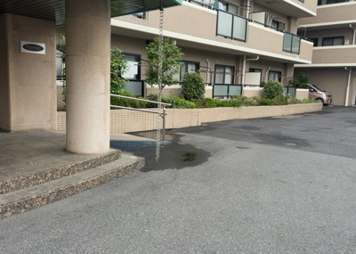 【中庭】 | カサヴェール八王子 | 中庭（パティオ）とは、一つの建築物の内部に設けられた、壁などで囲われている庭のことを指します。コの字型、ロの字型が主流ですが、L字型の中庭もあります。最近では、インテリア性の高さからも人気があります。