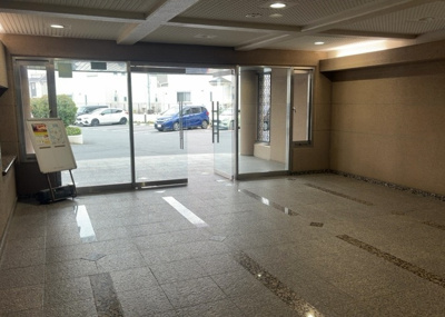 【ロビー】 | カサヴェール八王子 | ロビーというと、エントランスと何がちがうの？と思いますよね。実はロビーとエントランスには明確な決まりはありません。物件によっては、エントランスを入って広がるある程度の広さのある空間がロビーとなります。
