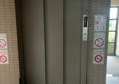 【その他共用部分】 | カサヴェール八王子 | 共有部分は、住民なら誰もが使える設備のこと。例えば駐車場やエレベーター、インターネット設備、セキュリティ設備などがあります。他にも、マンションの廊下・外部階段やエントランス・ゴミ置き場などがあります。