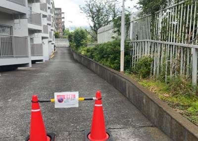 【庭】 | 八王子はざま住宅 | 物件によっては、入居者が個人的に使用できる専用庭がついているものもあります。また、住宅の中にある土間の部分を庭と呼ぶこともあります。庭の用途は住む人によって変わり、それによってデザインもさまざまです。