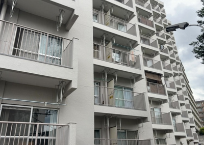 【中庭】 | 八王子はざま住宅 | 中庭（パティオ）とは、一つの建築物の内部に設けられた、壁などで囲われている庭のことを指します。コの字型、ロの字型が主流ですが、L字型の中庭もあります。最近では、インテリア性の高さからも人気があります。