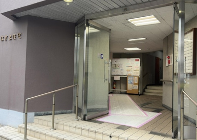 【エントランス】 | 八王子はざま住宅 | マンションのエントランスには、もともと風よけや防犯の役割がありますが、マンションによって宅配ボックスなどの設備が備わっている所もあります。日々の生活をイメージしながら生活しやすさをチェックしましょう。