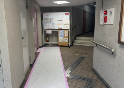 【ロビー】 | 八王子はざま住宅 | ラウンジは、マンションの共用スペースに椅子やテーブルなどを配置した利用者が寛げる空間です。屋内型ラウンジと屋外型ラウンジがあります。共用部分の管理状況と合わせて、詳細については現地でご確認ください。