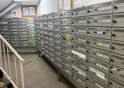 【設備】 | 八王子はざま住宅 | エントランス付近に設置されている集合ポストは、住んでいる部屋と離れているため、ポストをあさるなど誰かに何かされていても被害に気づきにくいです。入居する時には他人に特定されにくい番号で鍵をかけましょう！