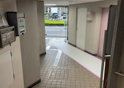 【ロビー】 | 八王子はざま住宅 | ロビーというと、エントランスと何がちがうの？と思いますよね。実はロビーとエントランスには明確な決まりはありません。物件によっては、エントランスを入って広がるある程度の広さのある空間がロビーとなります。
