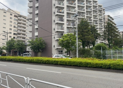 【外観】 | 八王子はざま住宅 | 隣家の土地はどうなっているのか、生活利便施設が近くにあるのか、学校まで近いかなど、お客様のライフスタイルにあわせたイメージが重要です。また、近くにあると困る施設が近くにないかも確認するといいでしょう。
