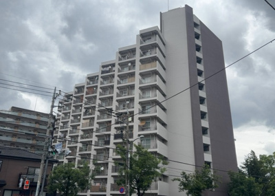 【現況写真】 | 八王子はざま住宅 | 眺望の良さを楽しめるダイニングキッチンで家族団らんの時間を過ごしてはいかがでしょうか。バルコニーから見える景色を家族で眺める時間は、時間が経つのを忘れてしまいそうですね。是非、現地を見に行きましょう！