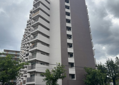 【現況写真】 | 八王子はざま住宅 | 道幅が広い場所は日当たりや風通が良好です。幅が広いのですれ違いも可能ですし大きな車でも駐車可能！一方で、大型車が通ることも多くなるため交通量の増加により騒音に繋がります。また土地の値段が高くなります。