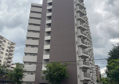【構造・工法・仕様】 | 八王子はざま住宅 | ＳＲＣ造は強度や耐震性の面でもRC造と比べて優れています。そのため、10階建以上の高層または超高層マンションなどの建築にも多く採用されています。柱や梁などのサイズが小さくても高い耐震性を確保できます。