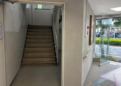 【内装】 | 八王子はざま住宅 | 共有部分は、住民なら誰もが使える設備のこと。例えば駐車場やエレベーター、インターネット設備、セキュリティ設備などがあります。他にも、マンションの廊下・外部階段やエントランス・ゴミ置き場などがあります。
