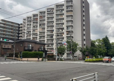 【外観】 | 八王子はざま住宅 | 外観はマンション管理がされているかの目安になります。築年数が古いと、壁面は劣化してひび割れが生じることも！建物が古びていても細かいところが修繕されていると、きちんと管理されているなぁと感じるでしょう。