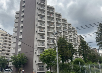 【バルコニー】 | 八王子はざま住宅 | 一般的なバルコニーは、奥行1.5ｍ程ですが、ワイルドバルコニーは2ｍまで広がっています。そのため洗濯物の間隔をあけ干すことができ、乾きやすいというメリットや、ガーデニングが楽しめる等の特徴があります。