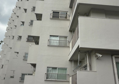 【駐車場】 | 八王子はざま住宅 | 駐車場と明記されていても、最小スペースでつくられた駐車場だと大型車は駐車できなかったり、出入りしにくくなったりする可能性があります。お車のサイズと購入したい物件の駐車場のサイズを現地で確認しましょう。
