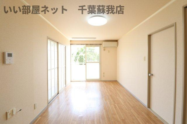 カサグランデ君塚の居間・リビング|こちらの居間で趣味の時間をお楽しみください