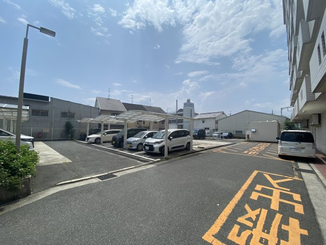 メゾンドール富田林の駐車場