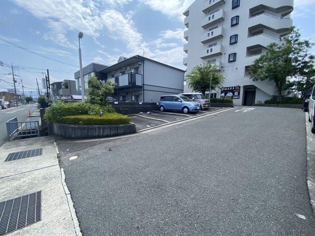 メゾンドール富田林の駐車場