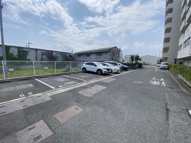 メゾンドール富田林の駐車場