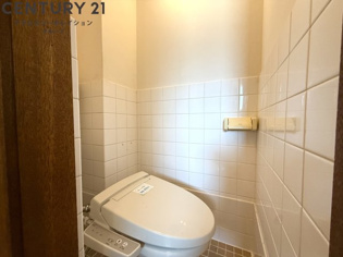 温水洗浄便座付きのトイレです♪